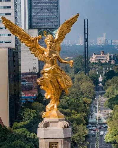 Ángel de la Independencia visto desde Paseo de la Reforma