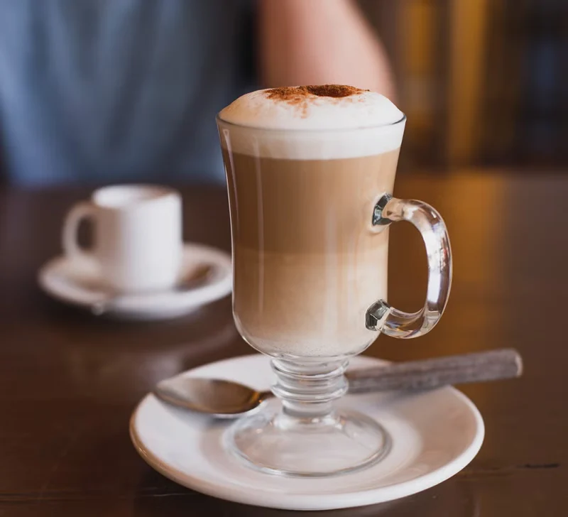 Café con leche en una taza de cristal