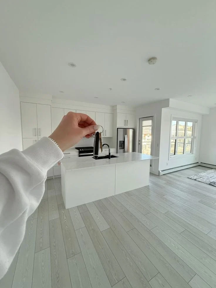 Llaves de una nueva vivienda frente a un interior luminoso